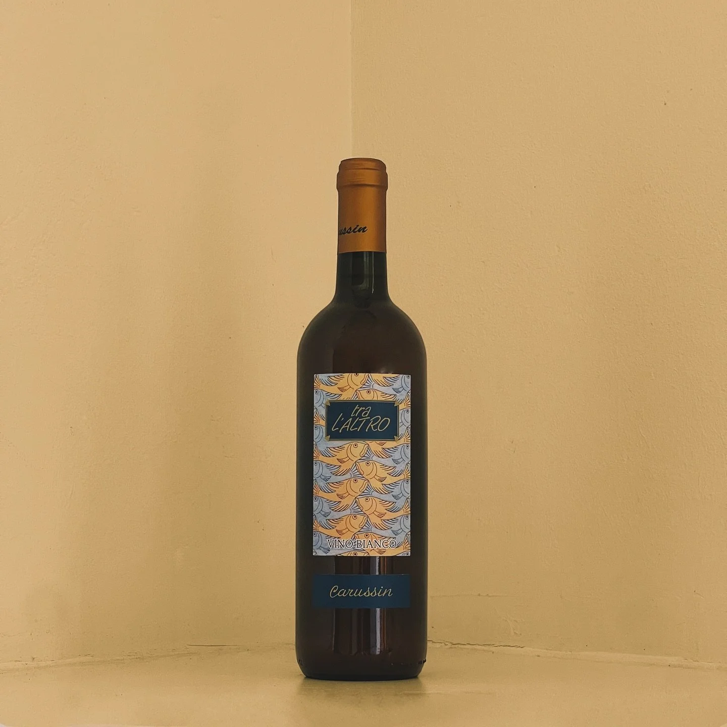 Nieuwe wijnen van @carussinwine in de webshop. First up deze blend van Cortese en Moscato. Druiven van een biodynamische wijngaard nabij SanMarzano Oliveto. 
Handmatige oogst met selectie op rijpheid tegen het eind van september. Na een zachte persin