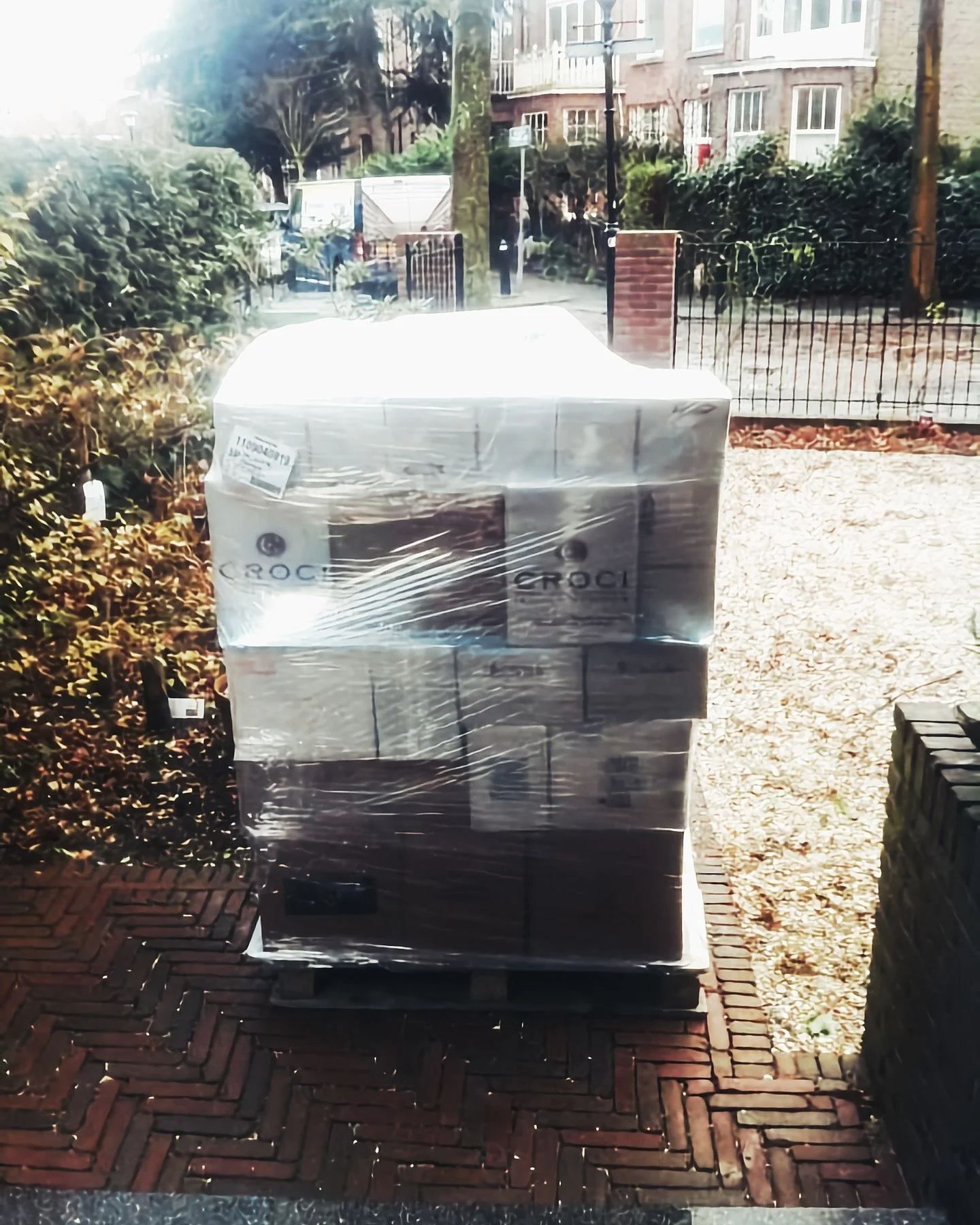 #flashback Een foto gevonden van wat waarschijnlijk onze eerste levering was vanuit Itali&euml; al die jaren geleden. 🚀
Daarop de eerste flessen van @vinicroci @cascinazerbetta en als ik het goed heb @cinquecampi 
En ja, natuurlijk geleverd op het v