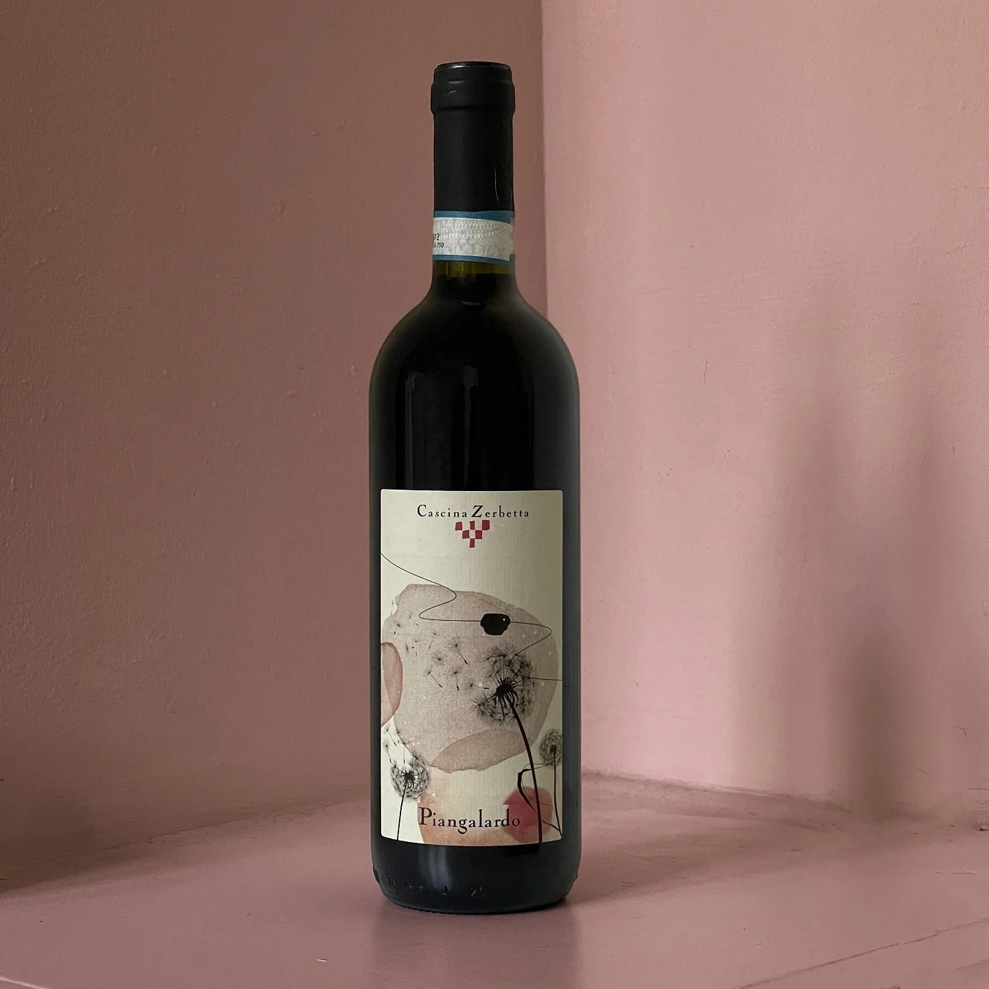 @cascinazerbetta Piangalardo DOC 2019.
Een nieuw jaar, dus nieuwe smaken! 80% Barbera met wat Merlot en Cabernet. 
Afkomstig uit de heuvels van Basso Monferrato waar de bodem voornamelijk bestaat uit rode klei. Mede door de structuur van de bodem zij