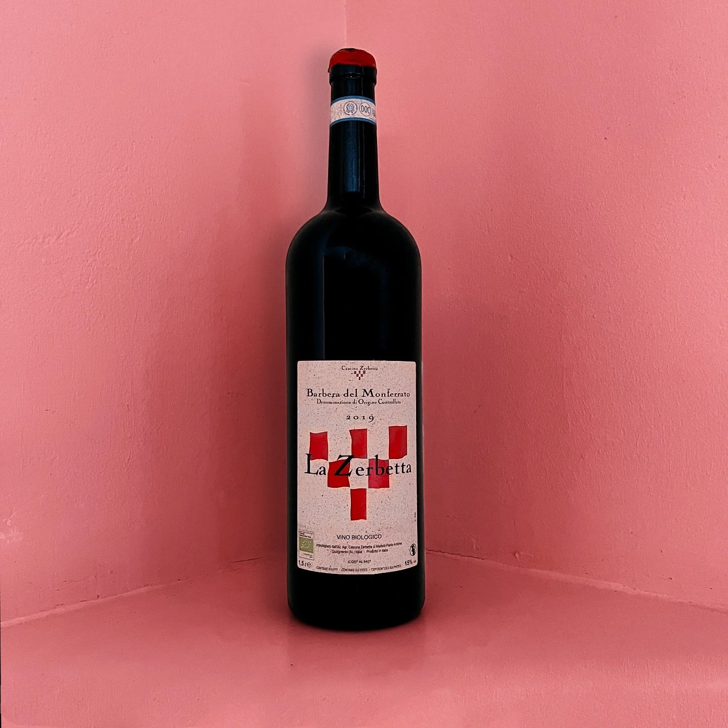 Een magnum! Natuurlijk het feestformaat bij uitstek voor wie wat te vieren heeft. Efficient, esthetisch elegant en imponerend zoals deze La Zerbetta van @cascinazerbetta uit de heuvels van Monferrato, Piedmonte. 
De beste geselecteerde Barbera druive