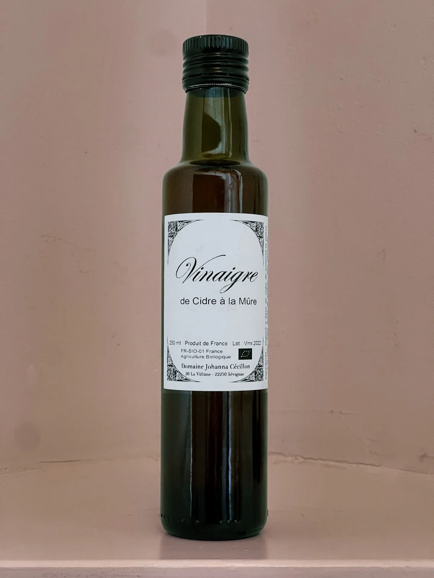 Nieuw in de shop. Een fijne biologische bramen-appelazijn van @domaine.johanna.cecillon 
Dit is een mix van biologische ciders en peren en, bramen. 14 maanden gerijpt in eikenhouten vaten, ongepasteuriseerd, ongefilterd en zonder toegevoegde sulfiete