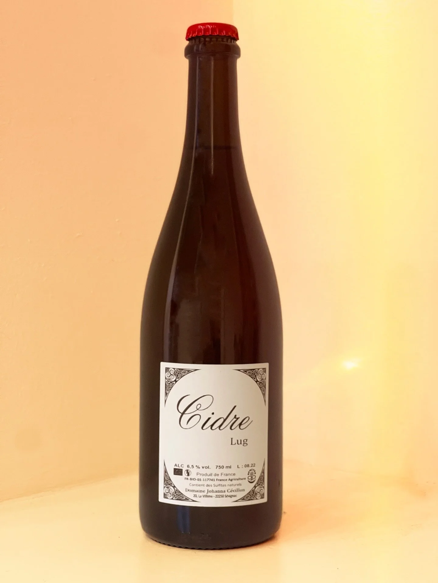 Nieuw in de webshop: De Lug. Vernoemd naar de Keltische God van het licht en niets is minder waar. Deze Bretonse rakker brengt wat licht in deze donkere dagen. 
Een blend van appels en peren, uiteraard handmatig geoogst uit de Demeter gecertificeerde