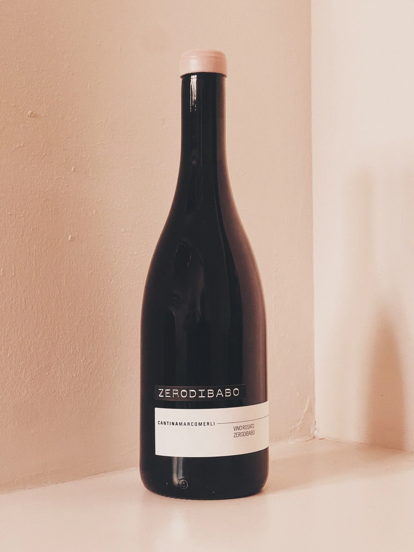 Nieuw in de webshop van een van onze vrienden in Umbri&euml;: @cantinamarcomerli 
Zero Di Babo: In Umbri&euml; kan je veel kanten op met je druiven en in de hand van de meester is er zelfs een uitstekende Rosato te maken. De druiven voor deze wijn wo