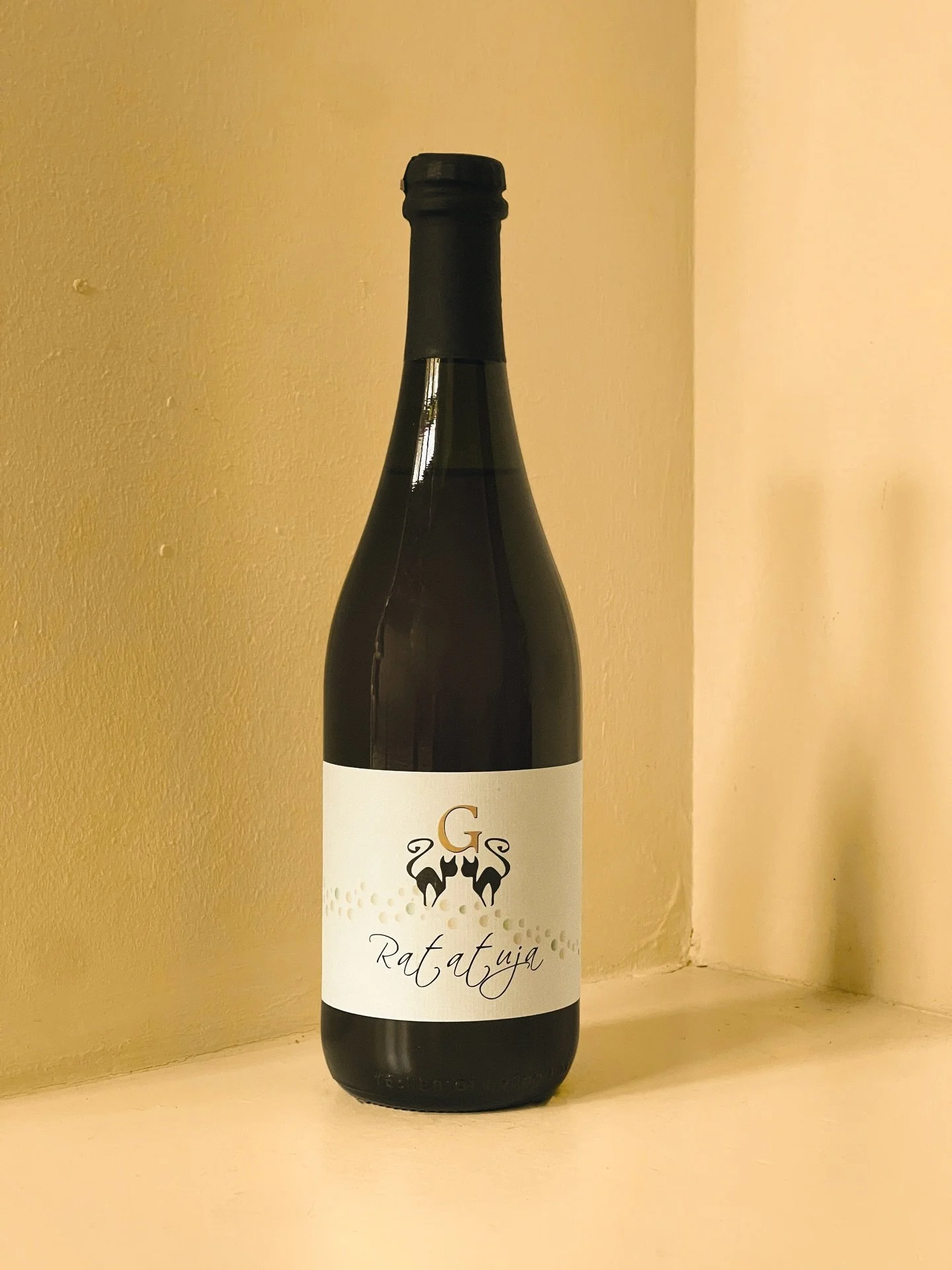 Back by populair demand! 🍾  De Ratatuja van Azienda Carolina Gatti. @carolaincats 
Een hele fijne bubbel, uiteraard netjes vergist op de fles zoals het hoort uit Ponte Piave (Treviso). 
Een blend van Glera van een jonge wijngaard 9 jaar) 35 jaar oud