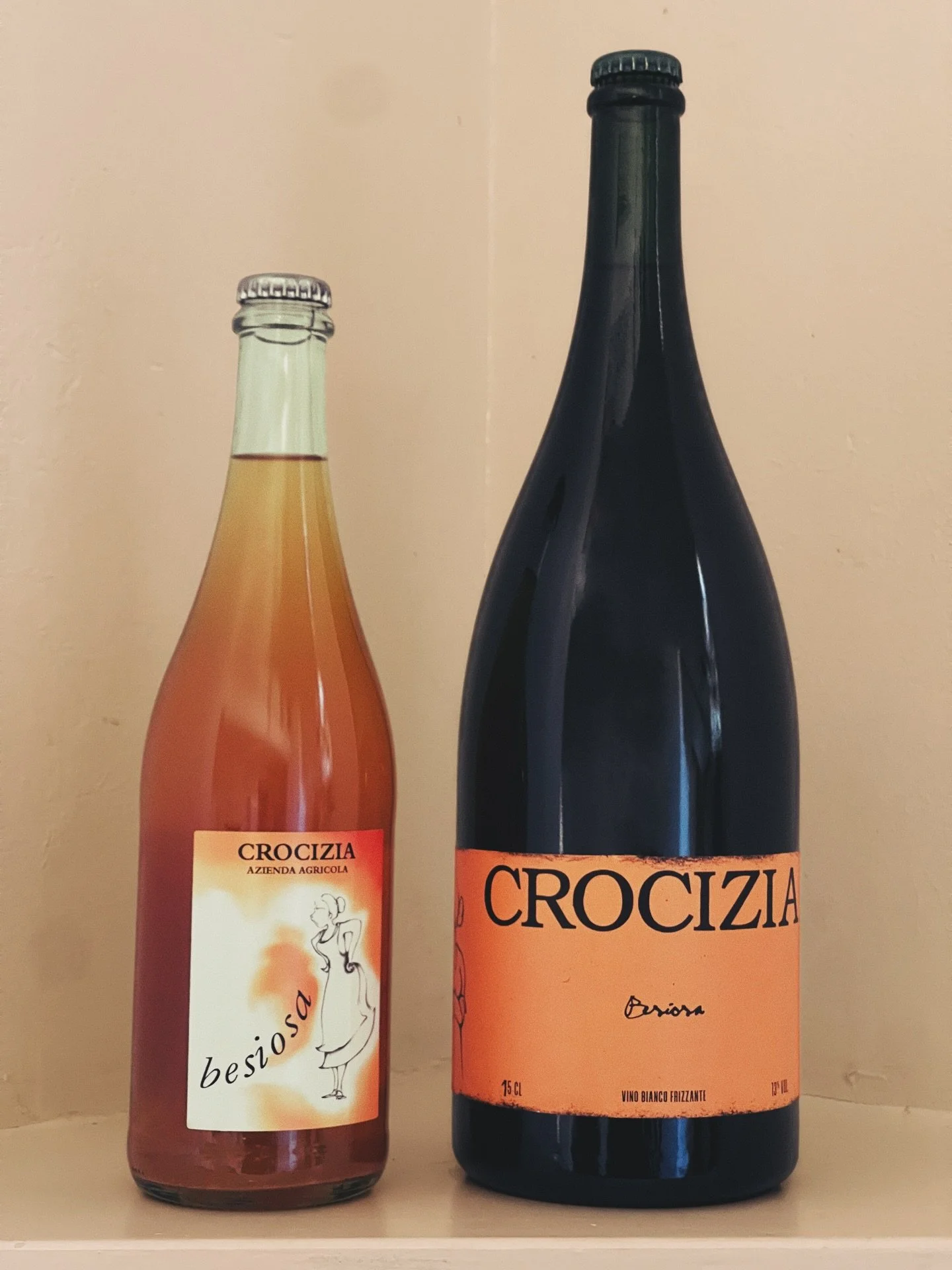 Zelfde lekkere wijn maar andere fles en etiket. 
De Besiosa magnum is eindelijk weer terug! Marco heeft de etiketten van bijna al zijn wijnen veranderd en met de magnum nemen we hierop alvast een voorschot. 
Maar Besiosa&hellip;.? 
Humeurig veranderl