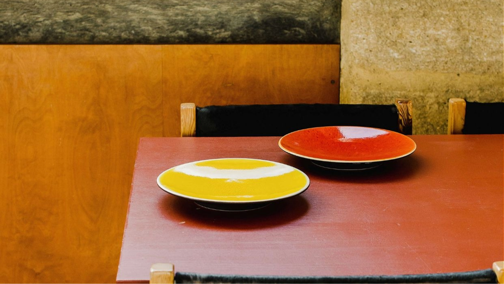 Yellow and red Jars plates on a restaurant table