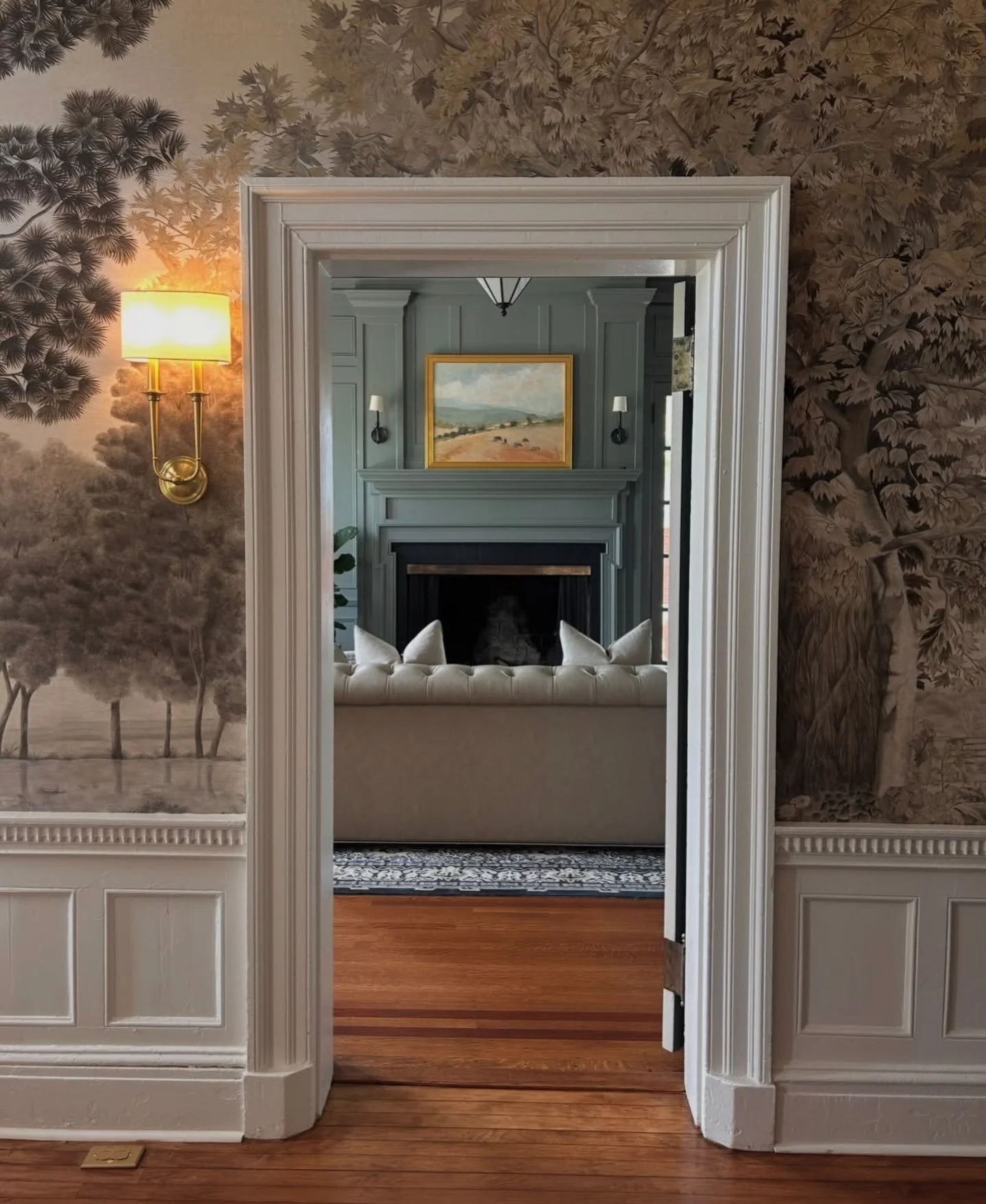 Love this capture by @madelineweinfield of my landscape hung by @glaveandholmes @birdwoodmansion 

#birdwoodmansion #landscapepainting #virginiaartist