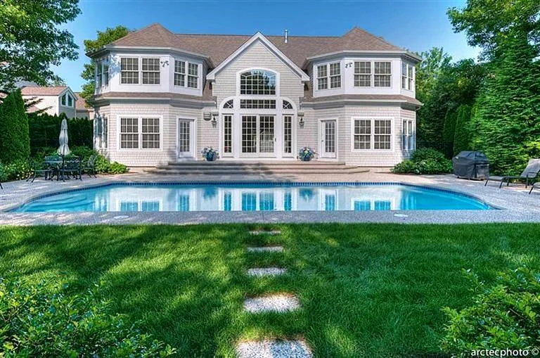 Perfectly symmetrical swimming pool