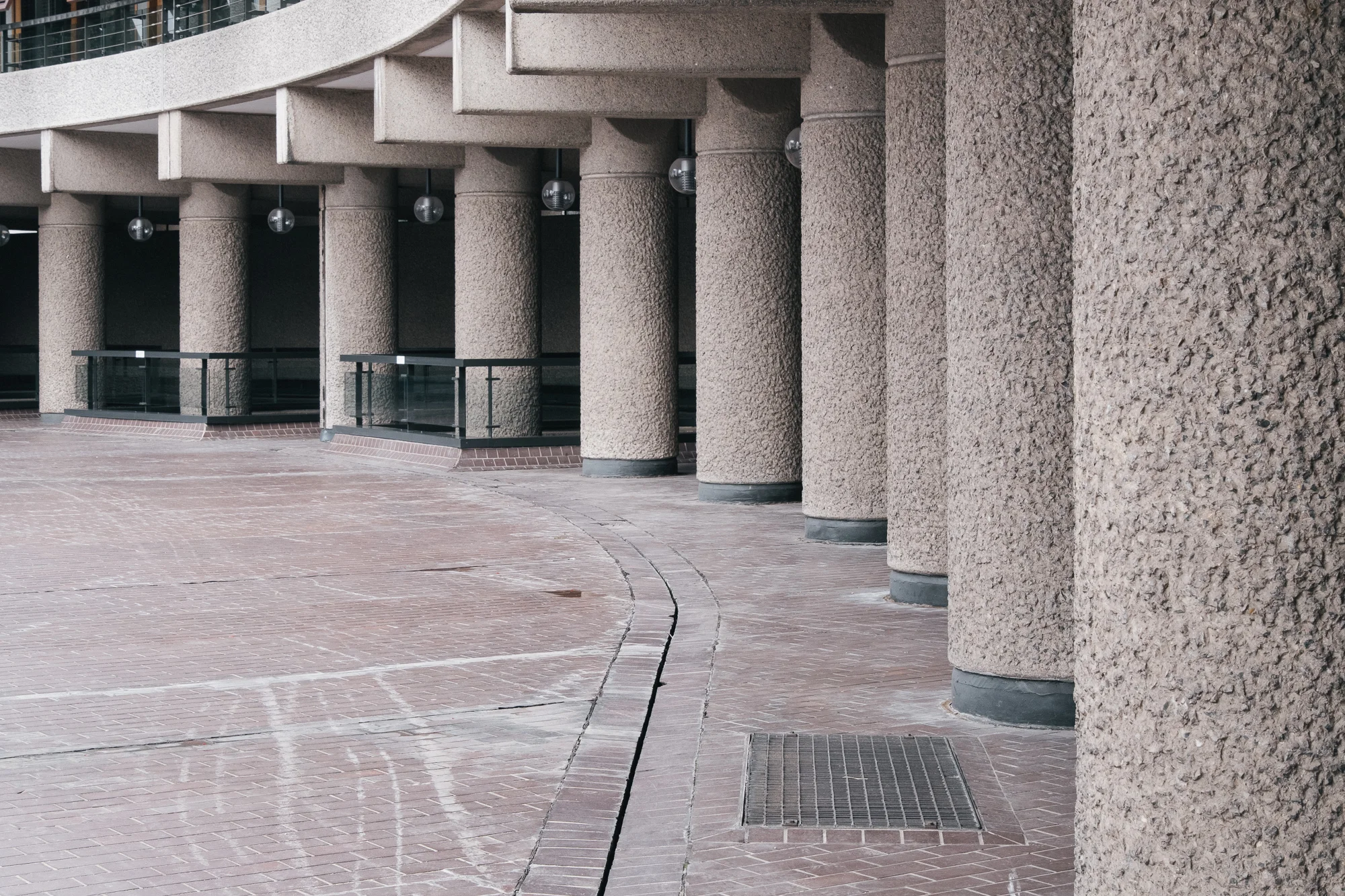The pedestrian level, which is generally 6 meters above street level, extends over 4.8 ha of the site