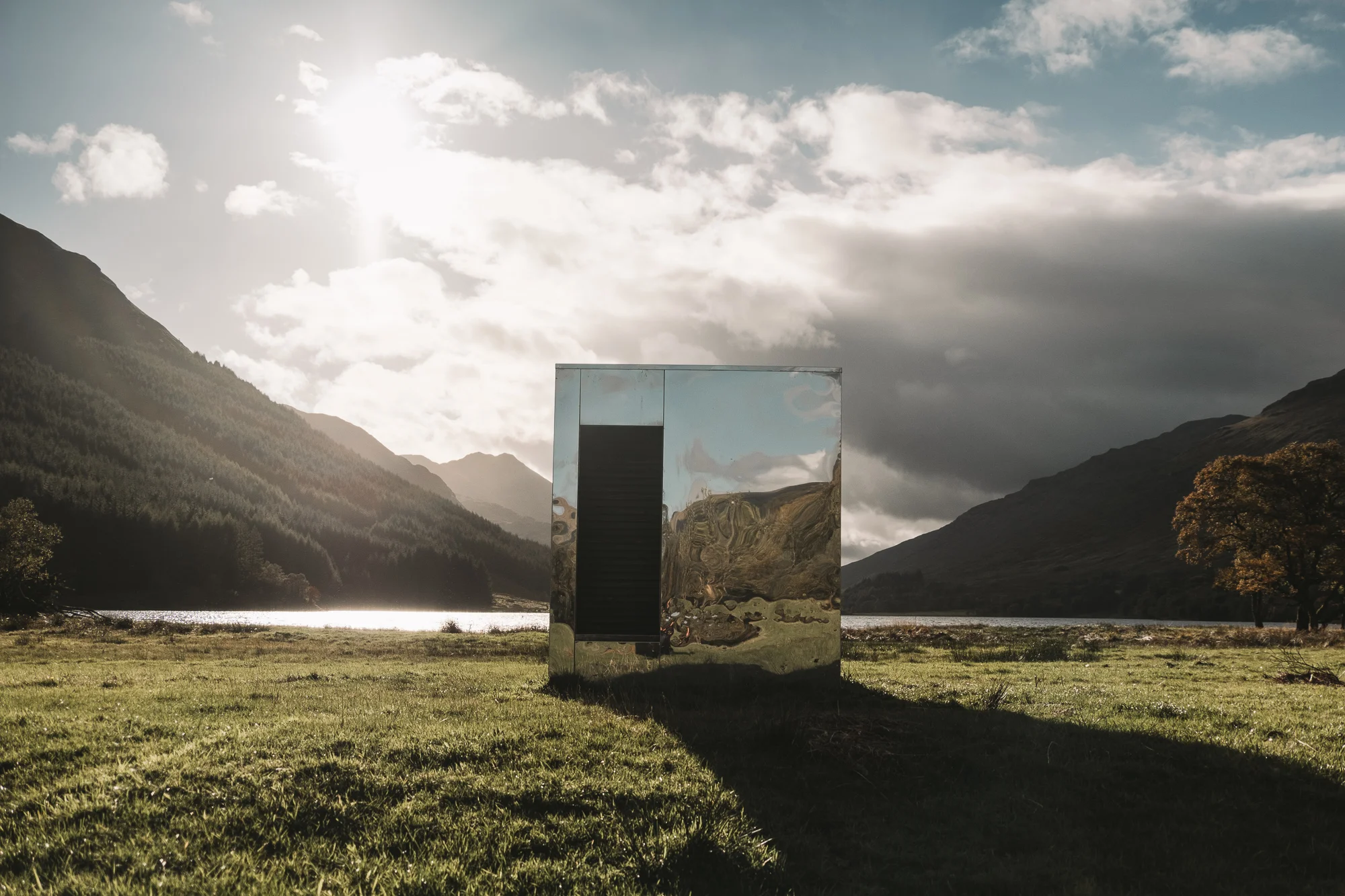 The-Lookout-Mirrored-Box-Installation-at-Loch-Voil-3.jpg