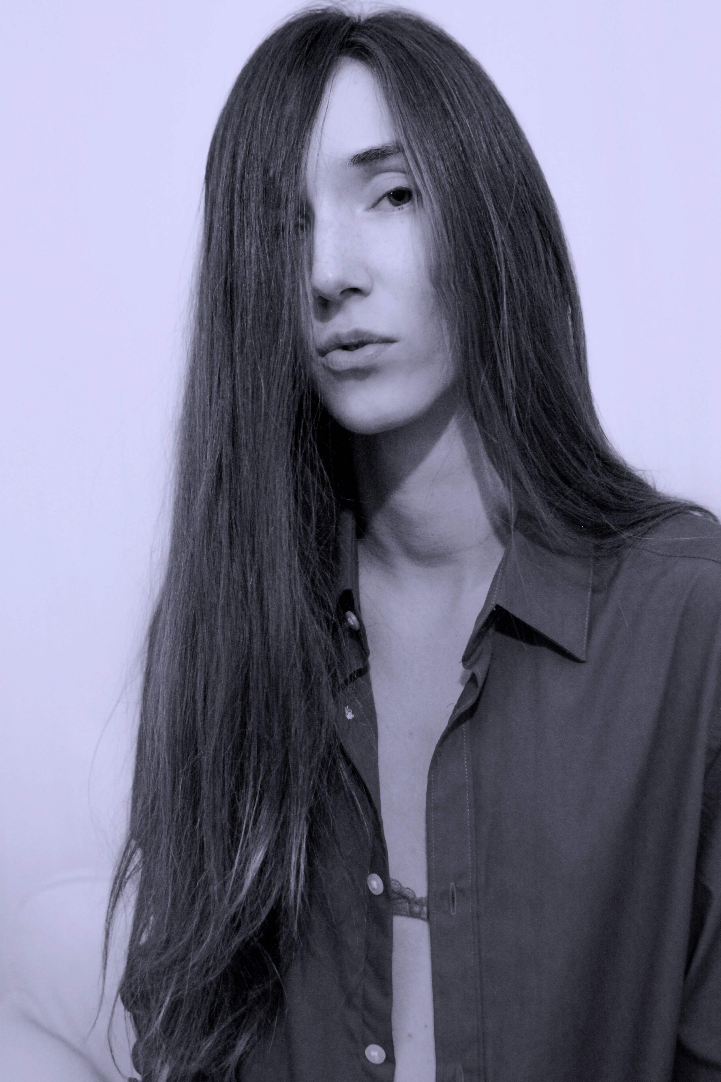  Niekedy trvalo nájsť cestu, kedy tváre tvarovali podstatu mieneného a spomínam si na ľudí, čo prešli štúdiom a snom o vytvorení prachobyčajného portrétu bez a so zachytením osobnosti. 