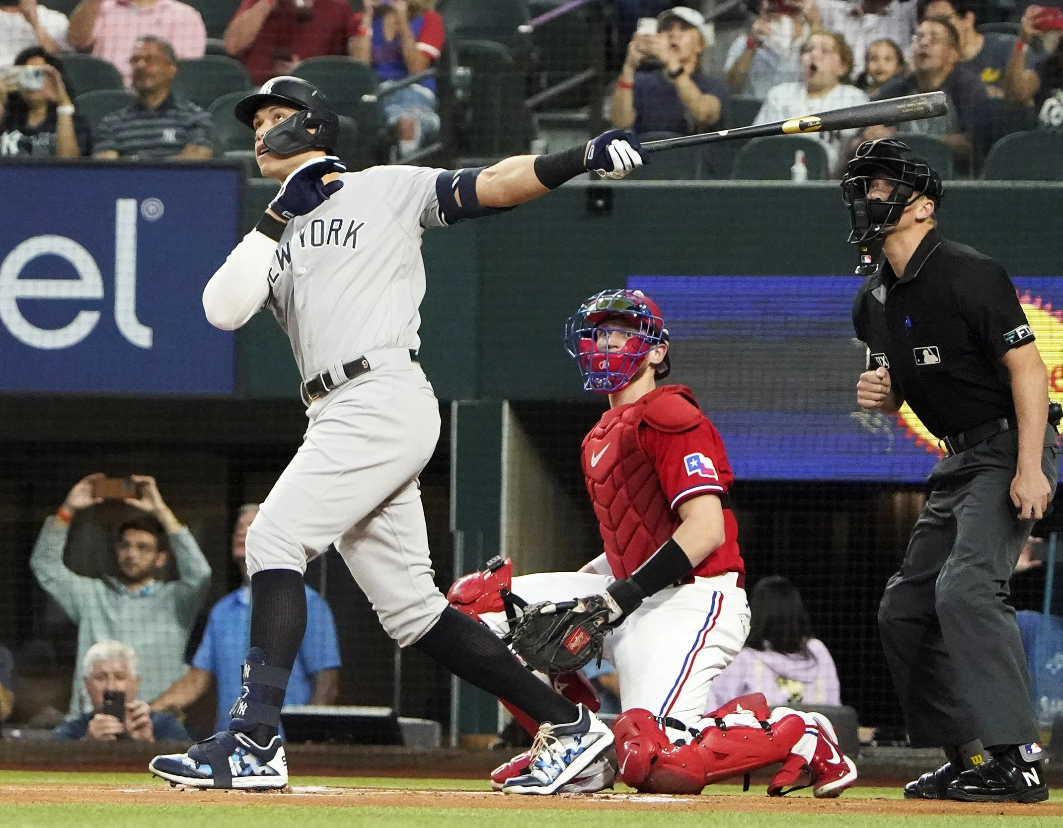 221004-aaron-judge-62-homerun-YankeesRangersBaseball-ac-856p-5e78ac (1).jpg