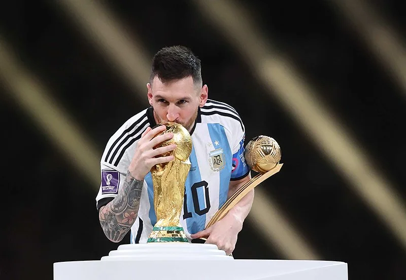 221218184732-messi-wc-trophy1.jpg