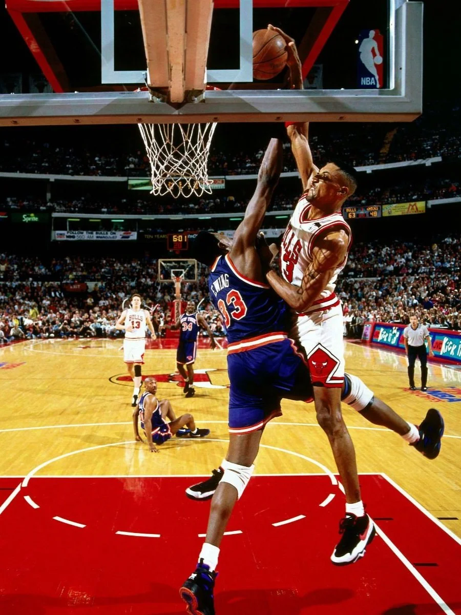 scottie-pippen-dunks-over-patrick-ewing-134129663+%281%29.jpg
