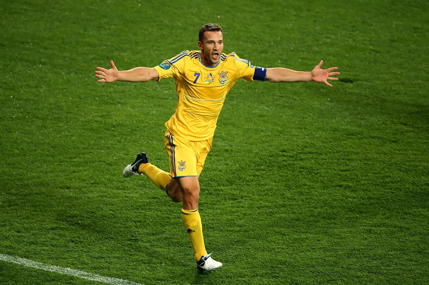 Andriy Shevchenko scores his second goal.jpg