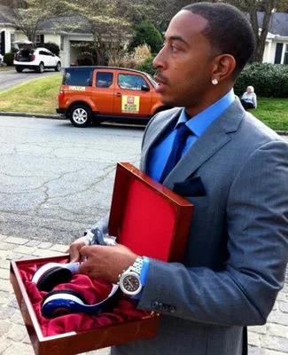 Ludacris ready to present President Obama with a pair of Soul head phones in a Contempo box.