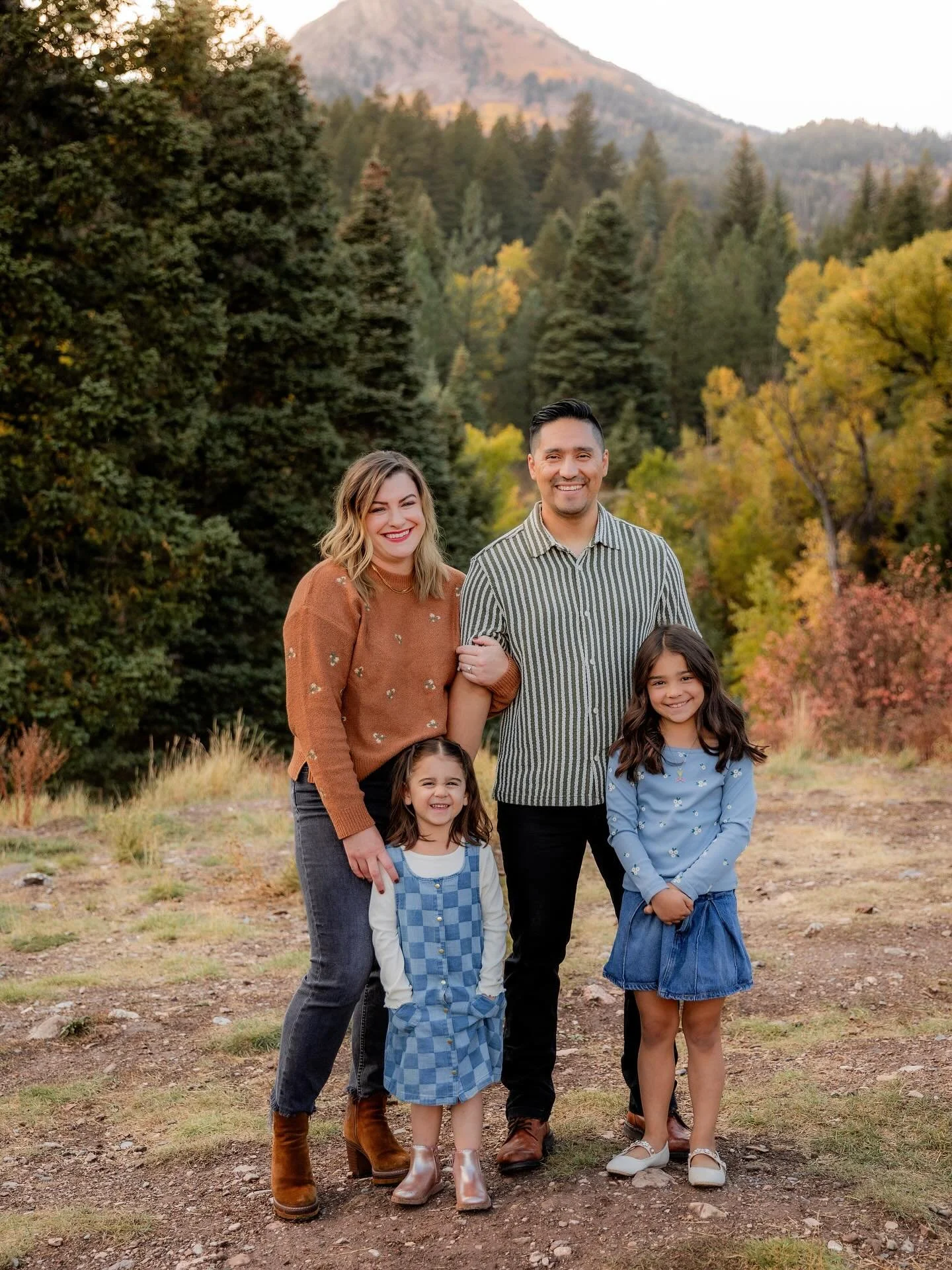 Fall is magical 🍂 this little family could not have been cuter!! 

I took their family photos a few years back and this year felt like catching up with old friends! Thank you for hiring me again and again 🫶🏻 you guys are what make it worth it!