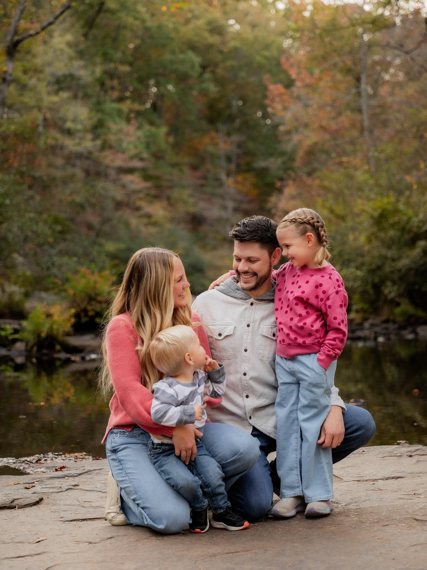 More fall mini sessions 🍂🍁🍃 this time in Georgia! The weather is cooling down and the trees are showing off! I love this time of year and am here for all the fall photoshoots!