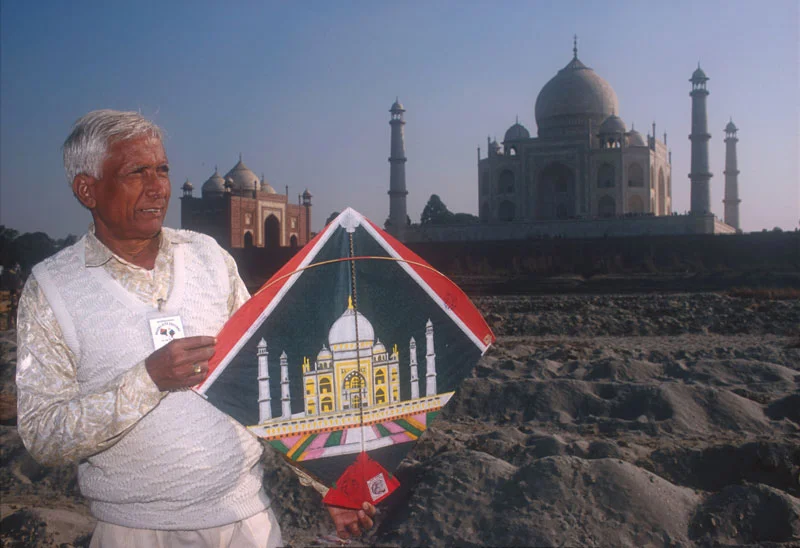 Babu Khan at the Taj Mahal with a matching kite Photo courtesy Pablo Bartholomew