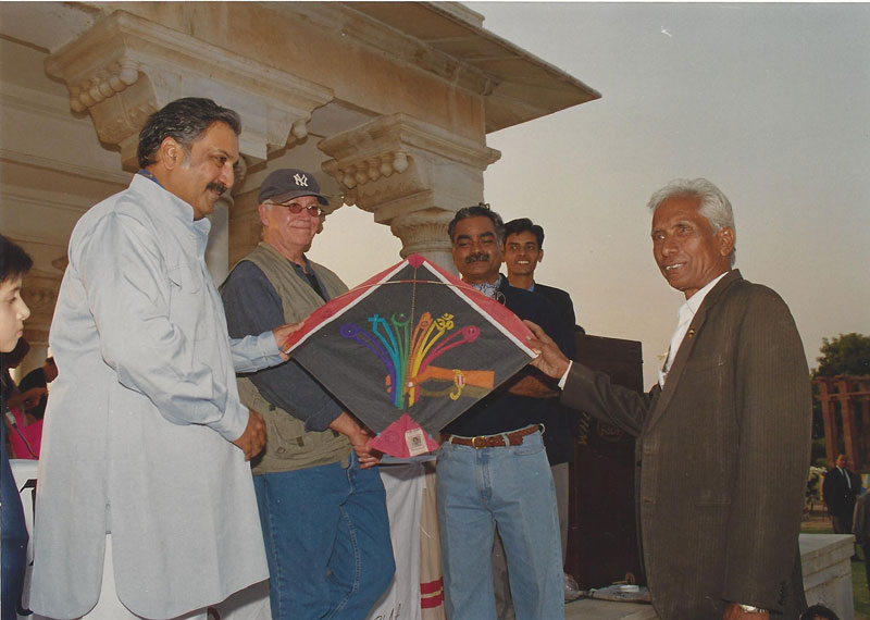  Babu Khan presents a kite to the Maharaja of Jodhpur as Tal Streeter looks on Photo courtesy Ajay Prakash 