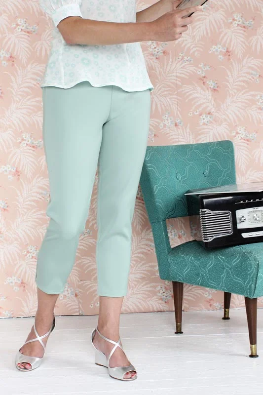 CLOVER Colette Beautifully simple slim trousers that will go with practically anything! These pants close with a side zipper for a streamlined look and easy sewing. Version 1 is ankle length, with small in-seam pockets set into the waistband. Version 2 is cropped just below mid-calf. 
