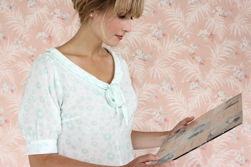 JASMINE Colette Lovely figure-skimming top with no closures, due to the flattering bias cut. This blouse is shaped with bust darts and center seams that gently hug the body. Version 1 has a long collar that can be tied in a bow and elbow length sleeves gathered to a cuff. Version 2 has a shorter contrast collar and a notched cuff.