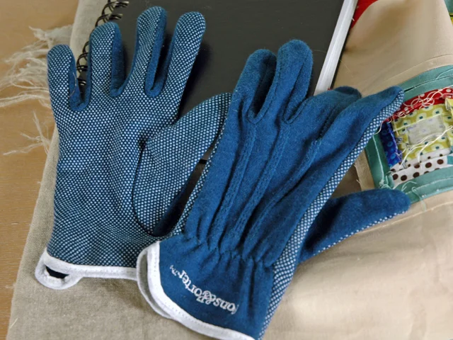 Machine quilting gloves