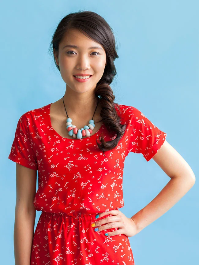 BETTINE Tilly & The Buttons Bettine is an easy-peasy throw-it-over-your-head dress. It has a blousy bodice with scoop neckline, kimono sleeves which hang softly around the underarm, turn-up cuffs, elasticated waistline to cinch you in and flattering tulip skirt.