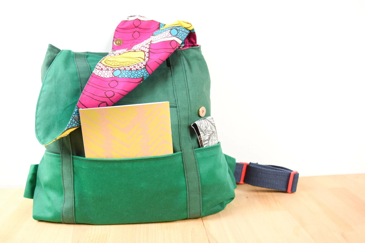 In this example the main fabric is used throughout, even in the contrast panels. Contrast colouring is then introduce in the lining. 