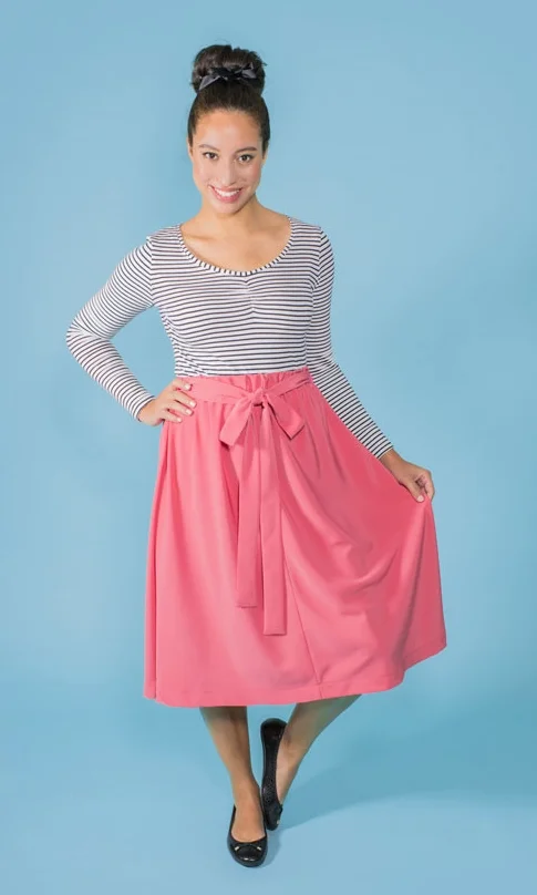 DOMINIQUE Tilly & The Buttons A straight skirt, designed to be super simple for beginners. It features straight seams to practise your stitching and an elasticated waistband for an easy fit - with no fiddly zips or buttonholes. Choose from knee length or above-the-knee hemline, and the optional turnover top patch pockets.