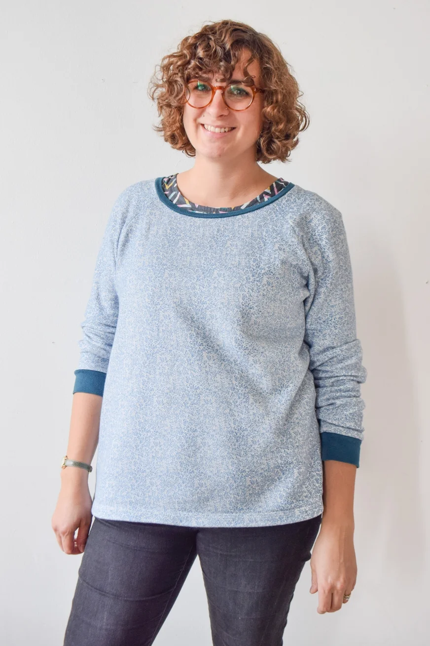 LINDEN SWEATSHIRT By Grainline Studios The Linden Sweatshirt gives a modern update to the classic sweatshirt. Featuring a relaxed fit, raglan sleeves, and a graceful slightly scooped neckline, this sweatshirt is perfect for fall layering. View A features long sleeves with cuffs and falls to the mid hip with a lower ribbing band while View B hits at the high hip and has short sleeves. You can also mix and match sleeve and body lengths to create multiple versions of this sweatshirt.