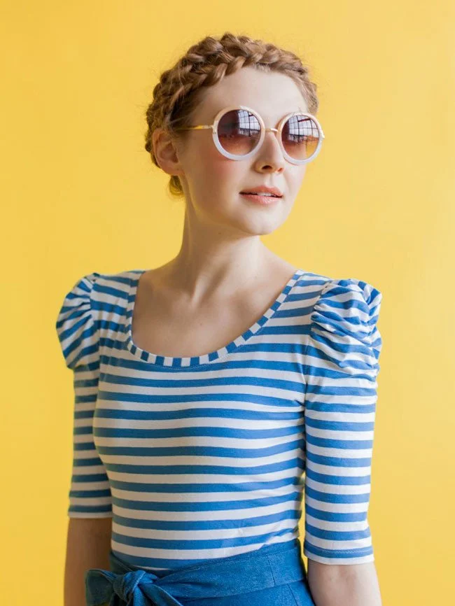 AGNES TOP by Tilly & The Buttons Agnes is a close-fitting jersey top, speedy to sew and simple to fit, finished with a narrow band at the neckline. Choose from long or cropped sleeves; plain or ruched sleeves; scoop neckline or ruched sweetheart neckline - eight possible combinations. 