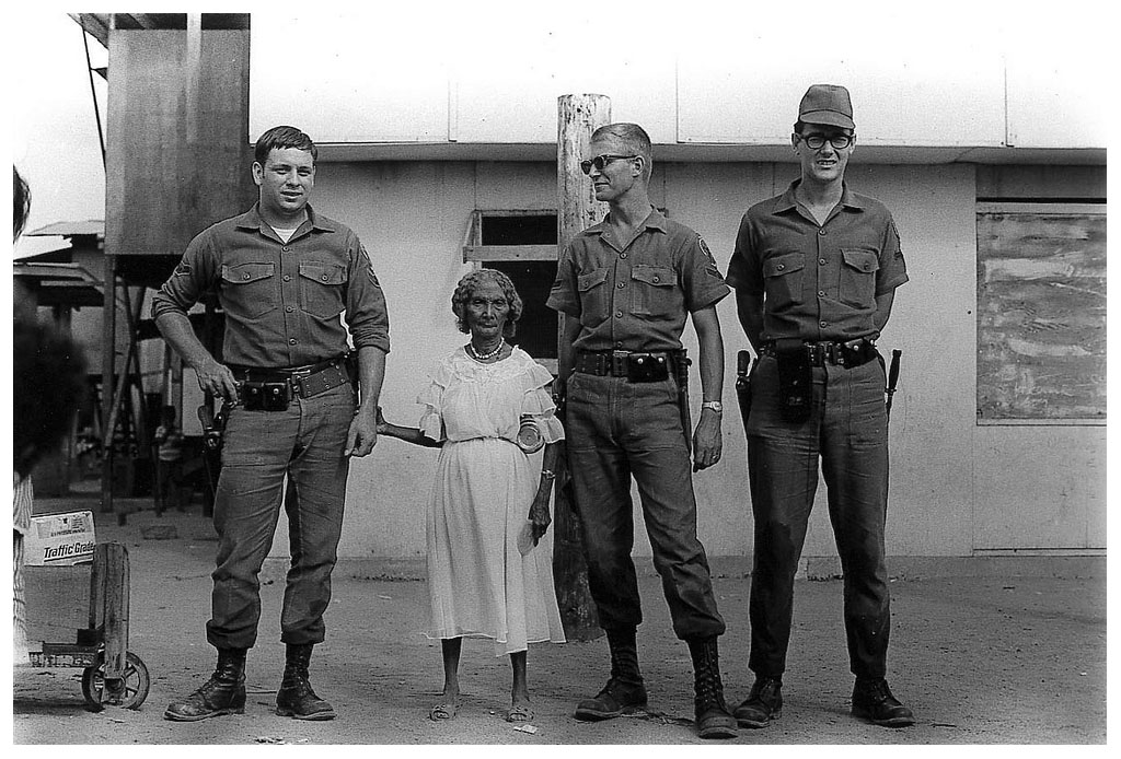 Annie Leibovitz-American soldiers and the Queen of the Negritos