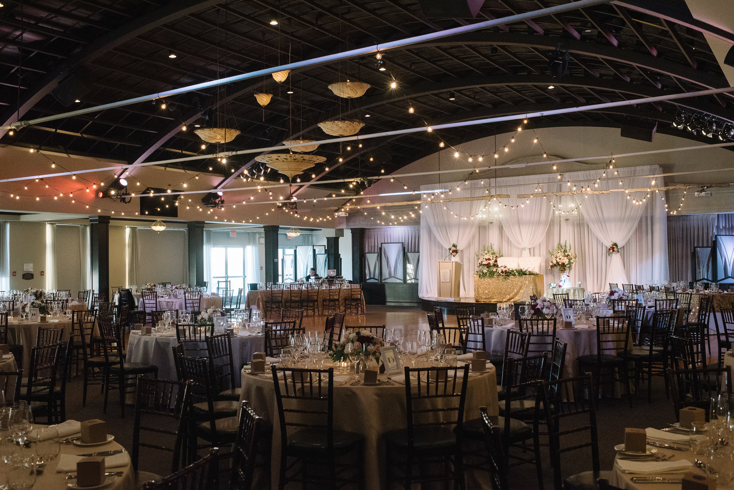 photo by: Tara McMullen Photography | florals by: Plush Flowers