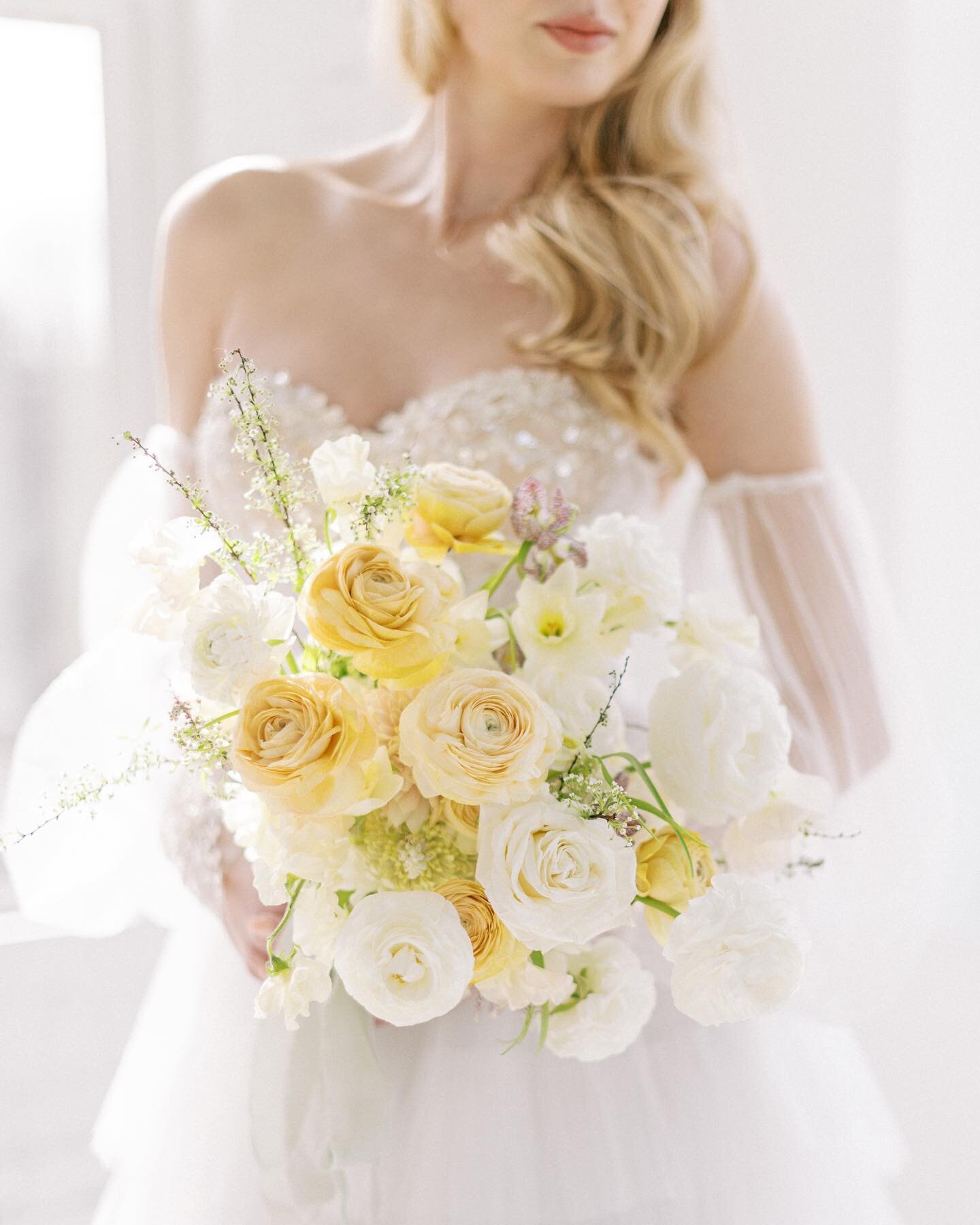 A little late-night editing to finish up and deliver this beautiful spring-inspired editorial. 🌼

Photo: @sierradyerco
Florals / Host:&nbsp;@lemonwoodfloral
Lead Photo / Host:&nbsp;@kassidyilaynestudios
Venue:&nbsp;flat51rental
Gown:&nbsp;@whitebrid