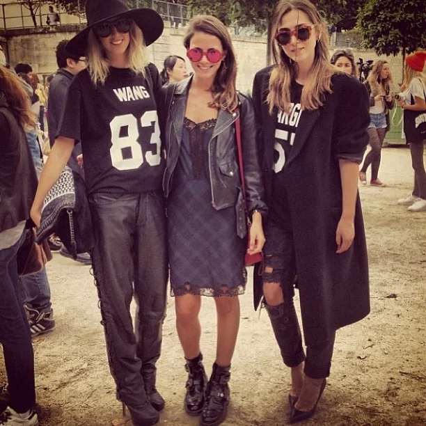 les artists&nbsp;t-shirts&nbsp;😍 w/@liamakrigeni&nbsp;and&nbsp;my ultimate fashion week partner&nbsp;@zinafashionvibe&nbsp;at jardin des tuilerie