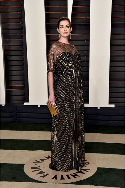 anne-hathaway-vf-vogue-29feb16-getty_426x639.jpg