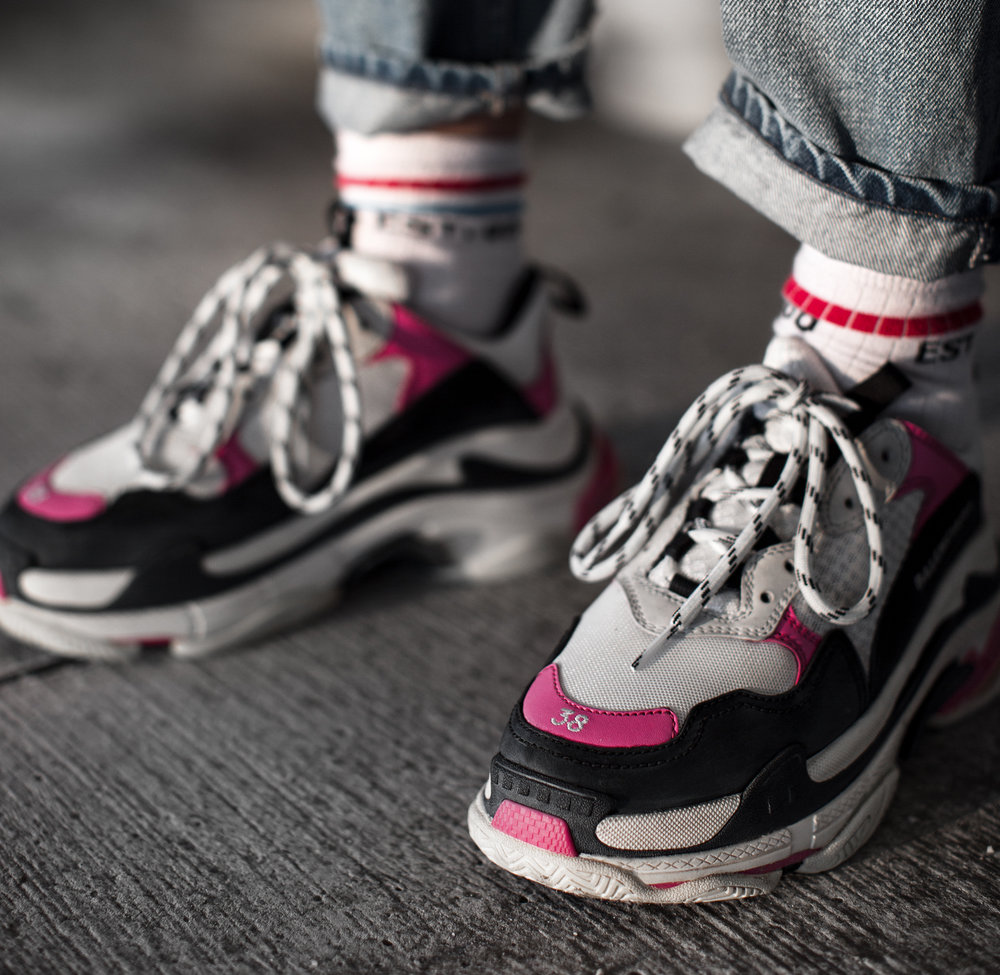 black-palms-balenciaga-triple-s-sneaker-pink-streetstyle-denim-fashionblog.jpg