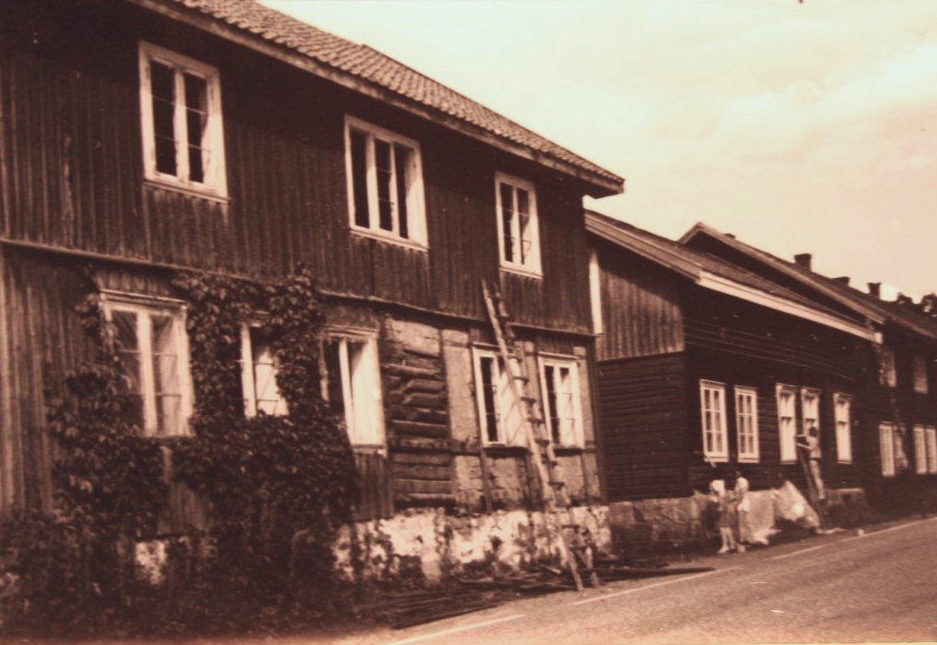 På 1970-tallet fremstår Eidsfoss som en spøkelsesby, med knuste vinduer og fraflyttede hus som ikke er malt siden 1910.