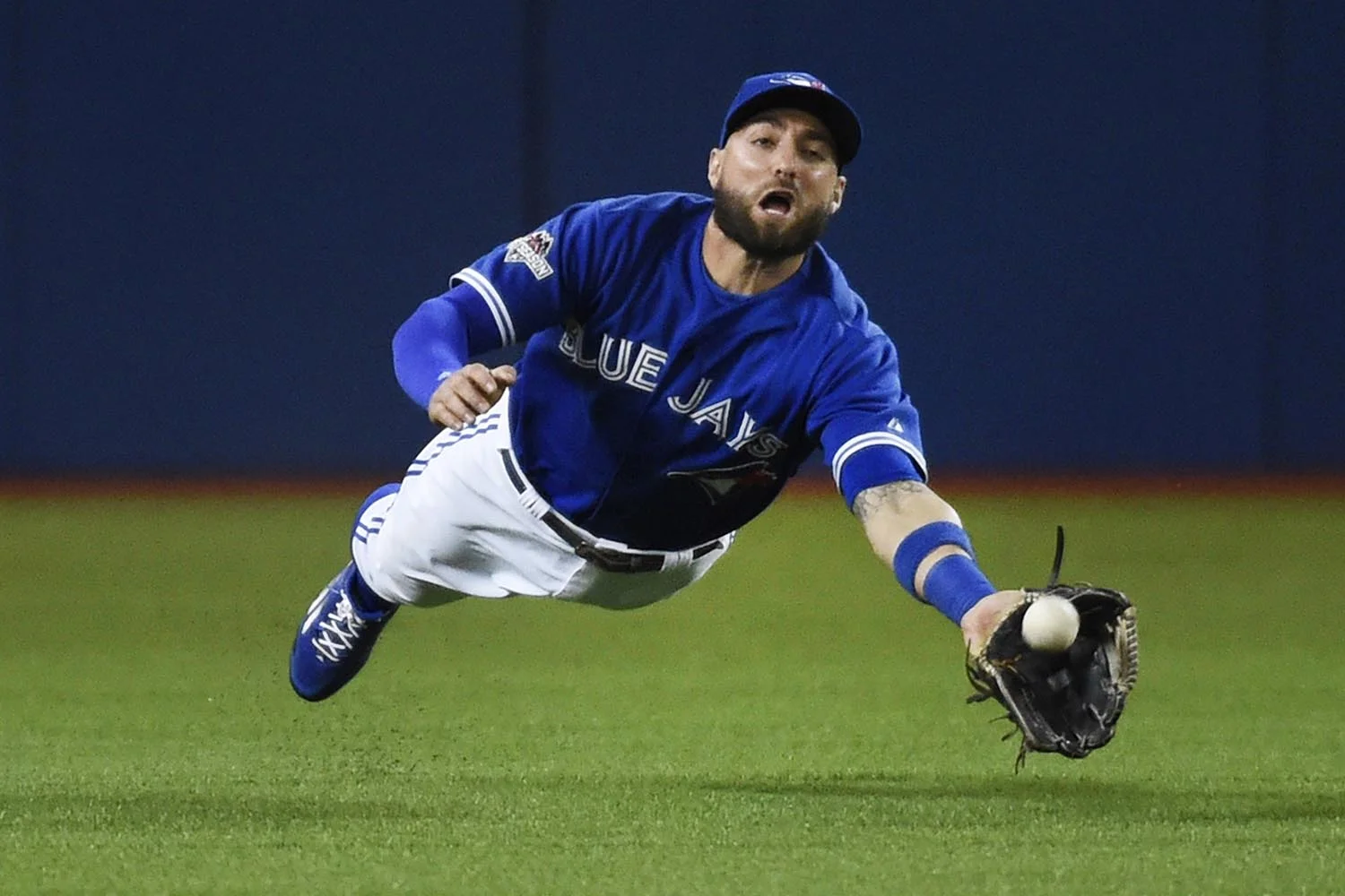 Toronto Blue Jays centre fielder Kevin Pillar catches a fly ball from Texas Ranger Josh Hamilton in the fourth inning of game five of the American League Division Series Oct 14, 2015 in Toronto. (John Lehmann/The Globe and Mail)