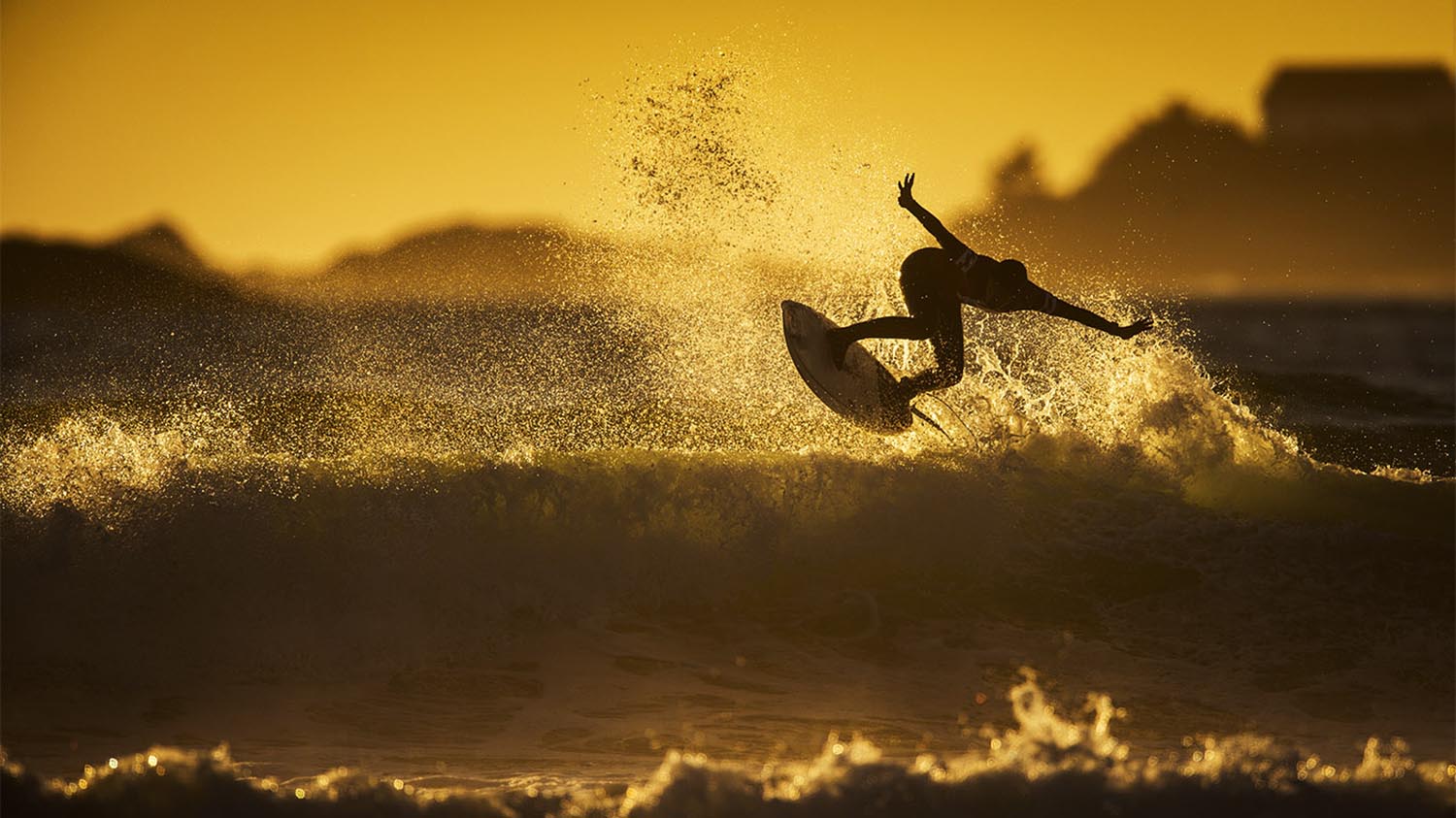 Surfer Hanna Scott during her gold medal winning ride in the shortboard event at the 2015 Queen of the Peak surfing competition in Tofino, B.C. October 3, 2015. (John Lehmann/The Globe and Mail)