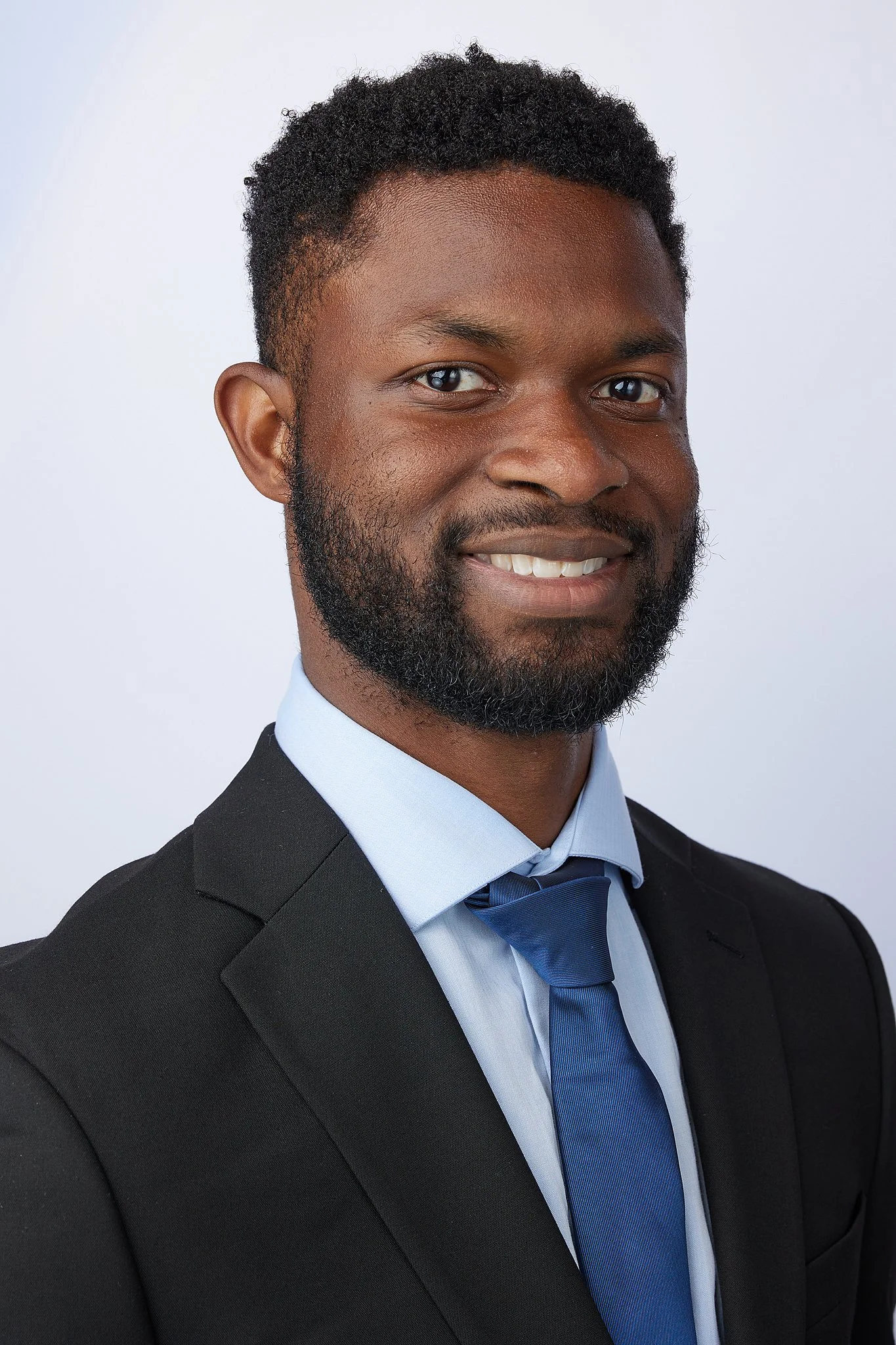 corporate-headshot-austin-texas-man-black-suit-blue-tie.jpg