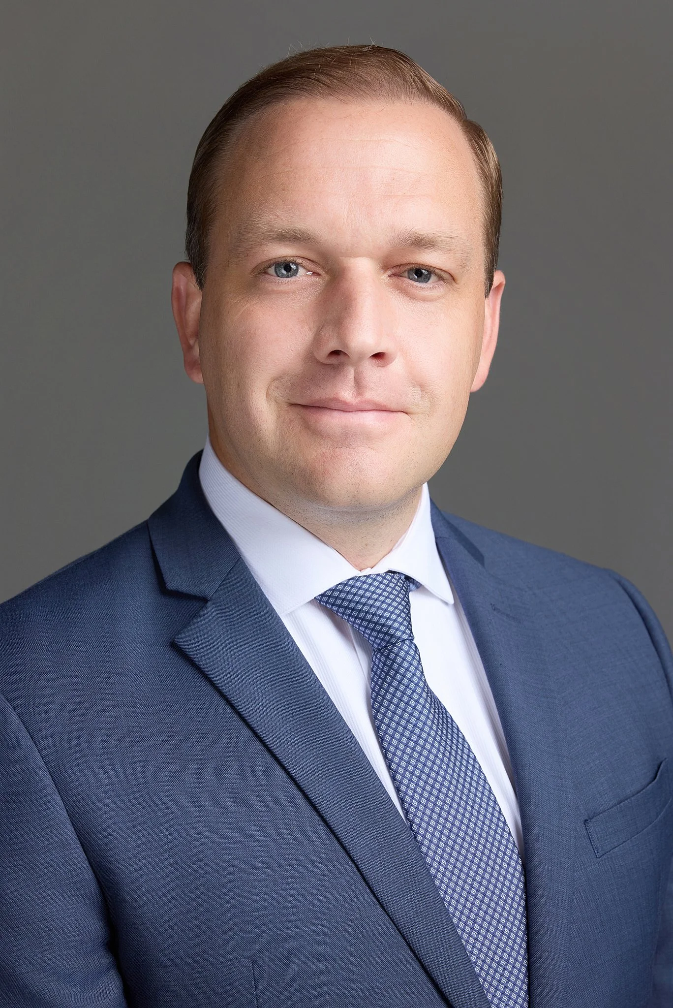 corporate-headshot-austin-tx-man-navy-suit-tie.jpg