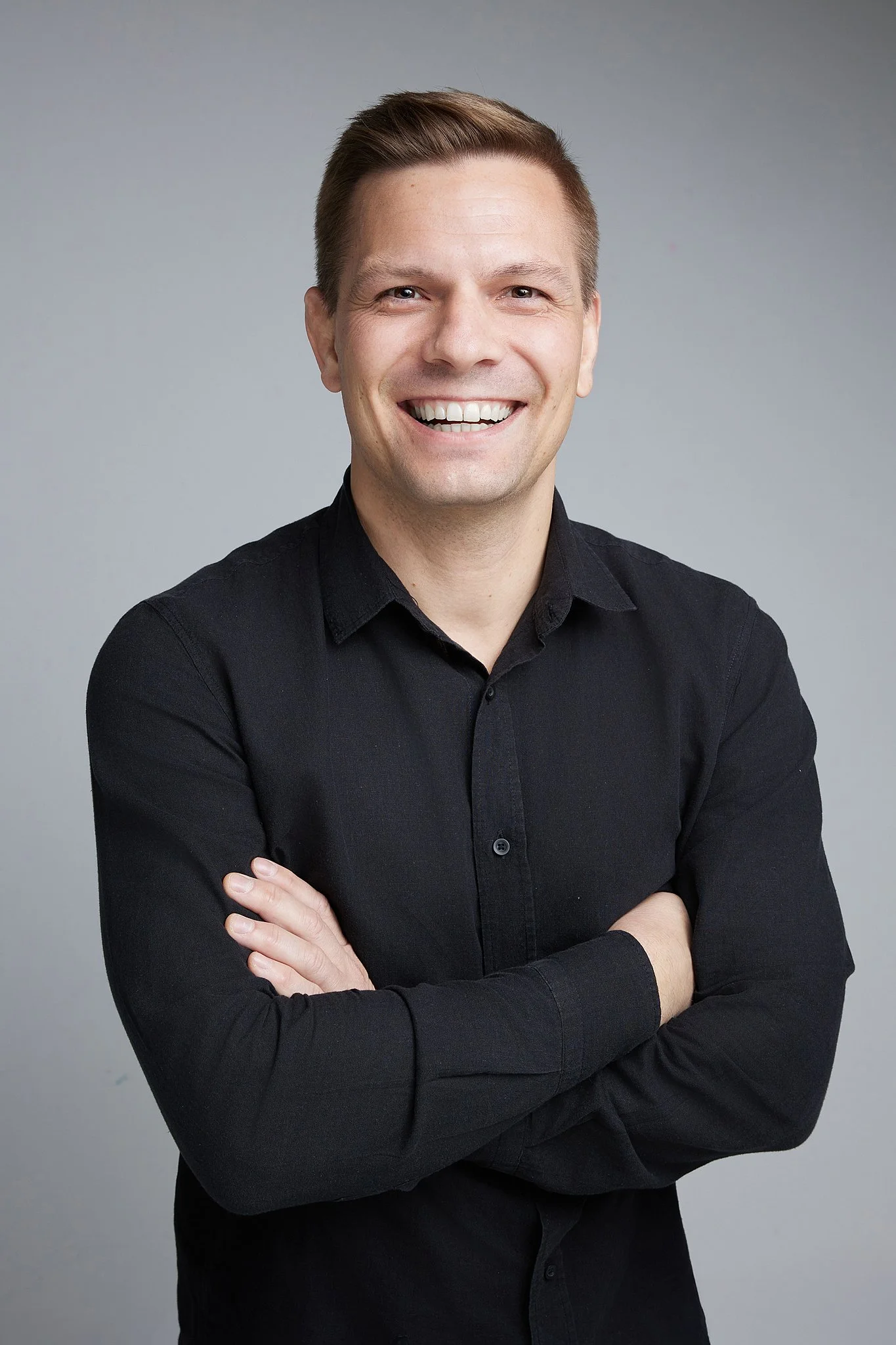 professional-headshot-austin-man-black-shirt-arms-crossed.jpg