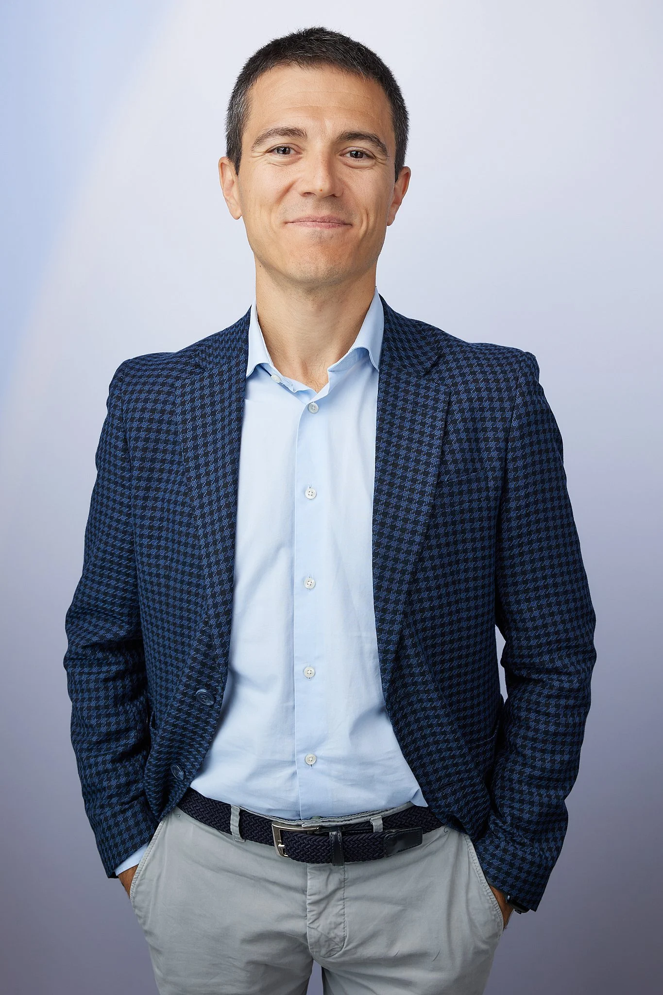 business-headshot-austin-texas-man-blazer-khakis.jpg