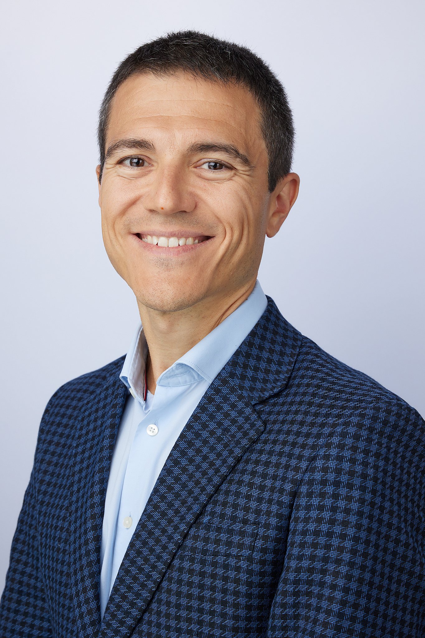 executive-headshot-austin-tx-man-navy-checked-blazer.jpg
