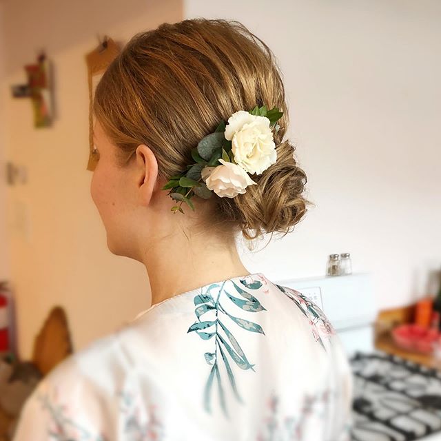 Three pretty flower hairpieces from last weekend.  #1 Lose low bun 
Hair by @yintomstudioweddings
.
.
.
.
.
.
#yintomstudioweddings #cambridgemakeupartist #bostonweddingmakeupartist #weddinghair #bostonweddings #weddings #bridalhair  #hairweave #hair