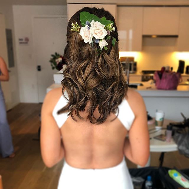 Half-up half-down wedding hairstyle with a pretty flower hairpiece
Hair by @yintomstudioweddings
.
.
.
.
.
.
#yintomstudioweddings #cambridgemakeupartist #bostonweddingmakeupartist #weddinghair #bostonweddings #weddings #bridalhair #hairstyle #hairst