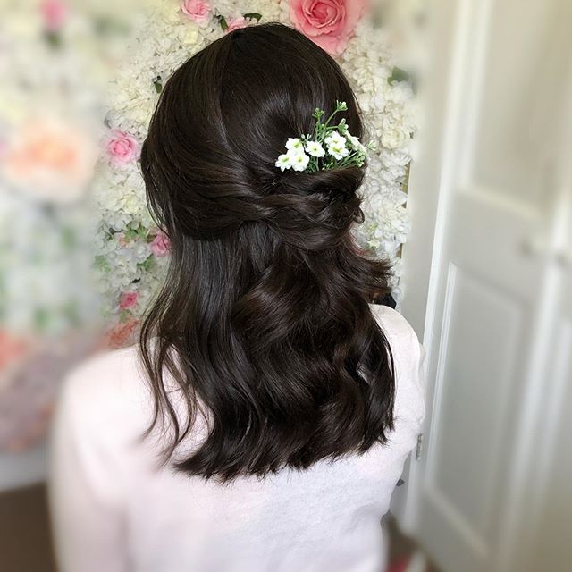 Soft curls half-up half-down wedding hairstyle for dark hair 
Hair by @yintomstudioweddings