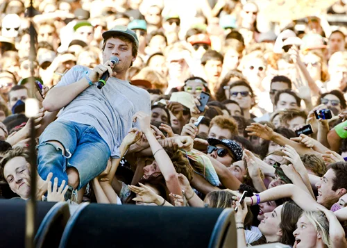 Mac DeMarco surfing in LA.